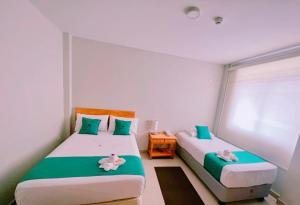 ein Schlafzimmer mit zwei Betten mit ausgestopften Tieren in der Unterkunft Hotel Reycer in Piura