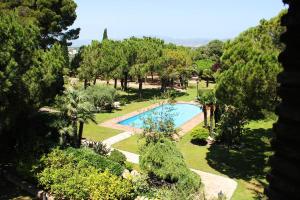 eine Luftansicht auf einen Garten mit einem Pool in der Unterkunft Cal Marques in Santa Oliva