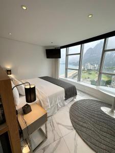 um quarto com uma cama e uma grande janela em Hotel Nacional Rio de Janeiro no Rio de Janeiro