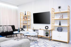 un salon avec un canapé et une télévision dans l'établissement Amazing 3BD and 25BH 8 miles from Disney, à Kissimmee