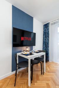 Μια τηλεόραση ή/και κέντρο ψυχαγωγίας στο Kairos Apartments - Valdi - darmowy parking, widok na Spodek, ścisłe centrum,