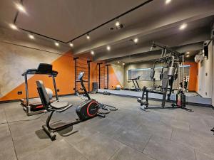 un gimnasio con varios equipos de ejercicio en una habitación en Residencial Toscano 2 Suítes by Achei Gramado, en Gramado