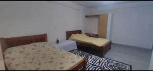 een kamer met 2 bedden in een kamer bij Airbnb in Mwea town 