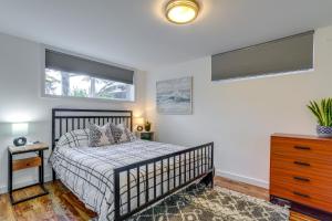 sypialnia z łóżkiem i komodą oraz 2 oknami w obiekcie Bright and Beautiful Apt, 6 Mi to Dtwn Seattle! w mieście Seattle