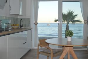 Kuchyň nebo kuchyňský kout v ubytování Excepcional Apartamento AMANECER al borde de playa y mar, en CHALET ROQUETES