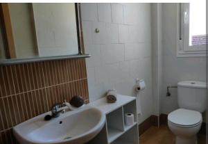 LumpiaqueにあるCasa el Solのバスルーム(洗面台、トイレ付)