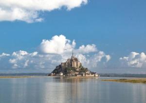 een eiland in het midden van een waterlichaam bij Les Chaumines, St Cast le Guildo in Saint-Cast-le-Guildo