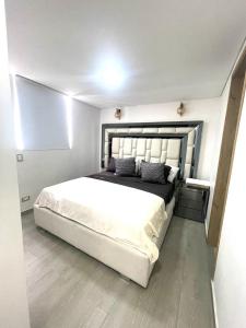 1 dormitorio con 1 cama grande en una habitación en Apartamento Toledo Campestre, en Bello