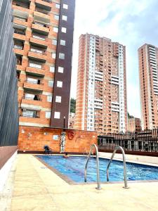 una piscina en una ciudad con edificios altos en Apartamento Toledo Campestre, en Bello
