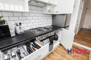 Una cocina o zona de cocina en Host Liverpool - Gorgeous Anfield home
