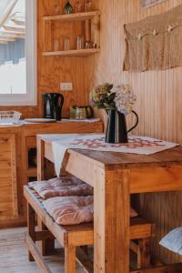 una cocina con una mesa con un jarrón de flores. en CABAÑAS TRAPEN, en Puerto Montt