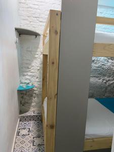 Habitación pequeña con litera y pasillo en El Barrio Hostal en Cartagena de Indias