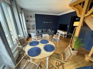 uma sala de estar com mesa e cadeiras em Le Tiki de Notre-Dame - duplex vue Cathédrale em Boulogne-sur-Mer