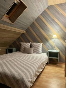 um quarto com uma cama num sótão em Le Tiki de Notre-Dame - duplex vue Cathédrale em Boulogne-sur-Mer