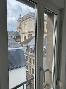 uma janela com vista para um edifício em Le Tiki de Notre-Dame - duplex vue Cathédrale em Boulogne-sur-Mer