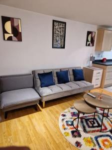 Een zitgedeelte bij Salford Quays Apartment, perfect location