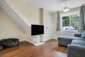 a living room with a couch and a flat screen tv at Emma's Central House & Parking in Nottingham