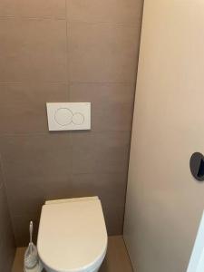 ein Bad mit einem WC mit einem Schild an der Wand in der Unterkunft Joli studio confortable ! in Prilly