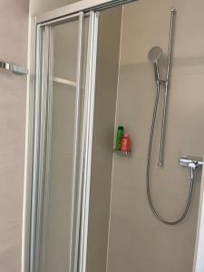 eine Dusche im Bad mit Glastür in der Unterkunft Joli studio confortable ! in Prilly