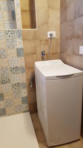 uma pequena casa de banho com um WC e uma parede de azulejos em Tra mare e monti em Chieti