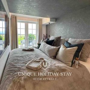 1 dormitorio con 1 cama grande y un refugio exclusivo para estancias vacacionales en Suite Retreat Luxury Apartment, en Penruddock