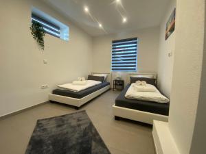 Ένα ή περισσότερα κρεβάτια σε δωμάτιο στο Apartment Business Suite mit 2 Schlafzimmer & Parkplatz, Highspeed WLAN, Fußbodenheizung & Netflix Premium, Zentral zu Audi & Schwarz Gruppe