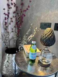 una mesa con una botella de refresco y una lámpara en Suite Retreat Luxury Apartment, en Penruddock