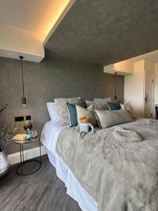 Un dormitorio con una cama grande con un animal de peluche. en Suite Retreat Luxury Apartment, en Penruddock
