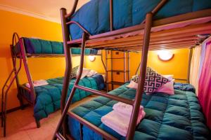 Hostal Kirckir emeletes ágyai egy szobában