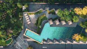 an overhead view of a swimming pool in a park at Edge Central Pattaya by JJJ in Pattaya