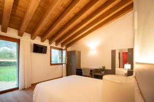 Schlafzimmer mit einem Bett und einem Fenster in der Unterkunft Agri-alloggio le Poscole Al Canton in Castelgomberto