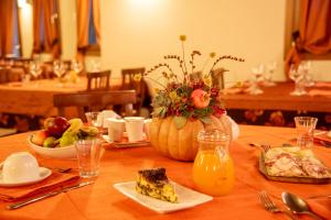 a table with a pumpkin and a piece of cake at Agri-alloggio le Poscole Al Canton in Castelgomberto