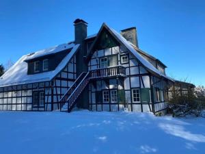 uma casa a preto e branco na neve em Familien Gruppen Villa EMG Osnabrück Bielefeld - Preußisch-Oldendorf em Preußisch Oldendorf