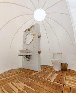 een badkamer met een wastafel en een toilet bij Hotel Wanderlive in Querétaro