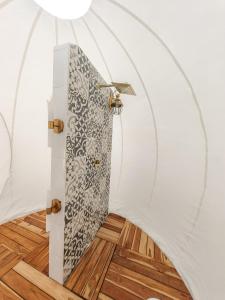 - une chambre avec douche dans une tente en forme de dôme dans l'établissement Hotel Wanderlive, à Querétaro