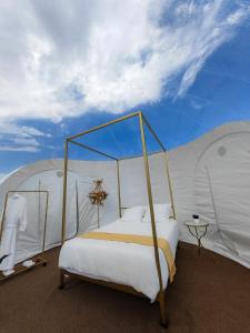 een slaapkamer met een bed in een grote tent bij Hotel Wanderlive in Querétaro