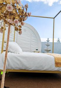 Un dormitorio con una cama con flores. en Hotel Wanderlive, en Querétaro