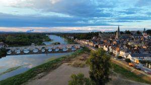 una vista aerea di una città con un ponte sul fiume di L’Etape, cœur de ville a La Charité