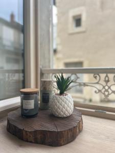 una candela all'ananas e un portascandele su un tagliere di legno di L’Etape, cœur de ville a La Charité