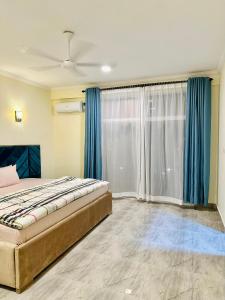 Un pat sau paturi într-o cameră la SEA-VIEW 3-Bedroom/5-BEDS-APT