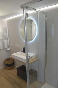 a bathroom with a sink and a mirror at Excepcional Apartamento AMANECER CABO a pie de playa y mar,NUEVO A ESTRENAR in Alicante