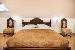 Postel nebo postele na pokoji v ubytování Luxury Medieval 2 Storey apartment with Antique Furniture in Old Town