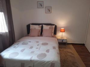 1 dormitorio con 1 cama blanca grande con lámpara en Chambre meublée, en Poissy
