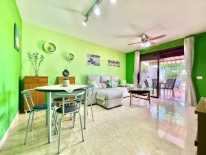sala de estar con paredes verdes, mesa y sillas en Terracita de Luces, en La Laguna