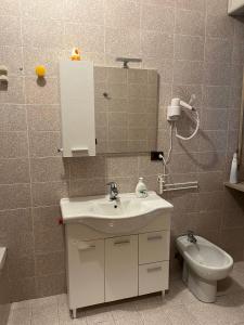 ein Bad mit einem Waschbecken und einem WC in der Unterkunft B&B Corso Porta Nuova 39 in Verona