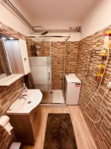 y baño con lavabo y ducha. en King House & Garden with AC and FREE PARKING POSSIBILITY, en Budapest