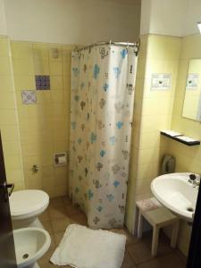 uma casa de banho com um chuveiro, um WC e um lavatório. em El Molino em San Carlos de Bariloche