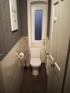 a small bathroom with a toilet and a window at XL Large & Cozy 2 bedroom Apartment nearly Hallstatt & Bad Ischl in Bad Goisern