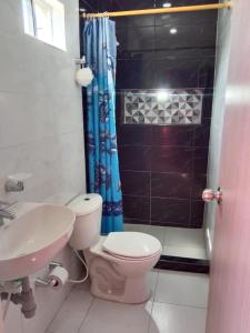 y baño con aseo, lavabo y ducha. en Casa en Santa Marta en Santa Marta