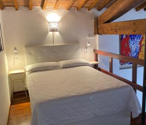 una camera con letto in una stanza con soffitti in legno di TUSCANY LOFT IN THE CITY a Livorno